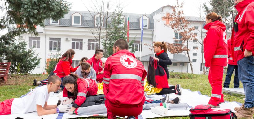 des personnes travaillant pour la Croix Rouge