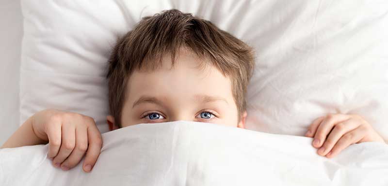 troubles du sommeil : enfant au lit