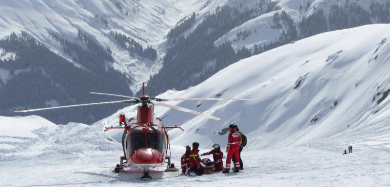 secouristes à la montagne pour un arrêt cardiaque