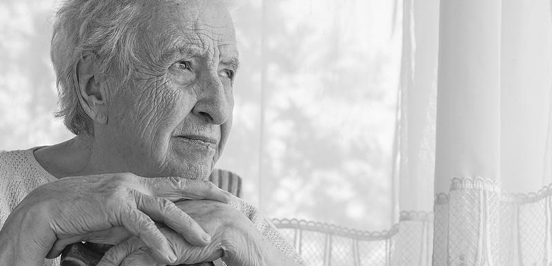 Femme âgée touchée par Alzheimer