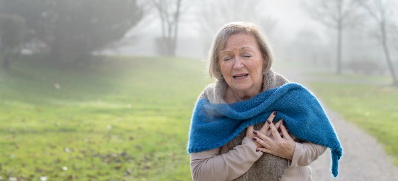 Femme faisant un infarctus du myocarde