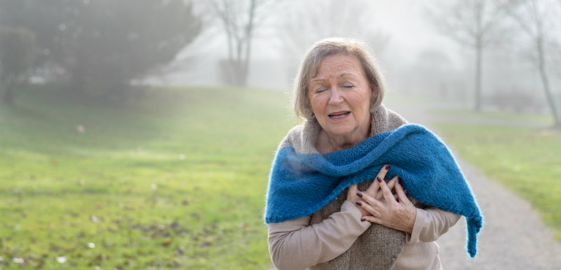 Femme faisant un infarctus du myocarde