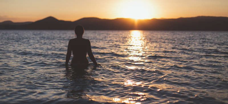 Femme se baignant dans la mer