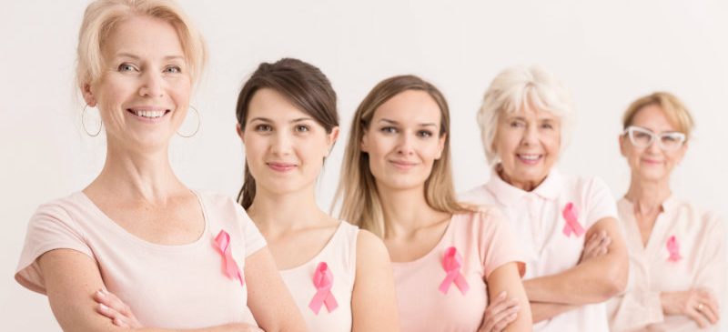 4 femmes de différents âges s portent un noeud rose sur leur t-shirt, Zemy