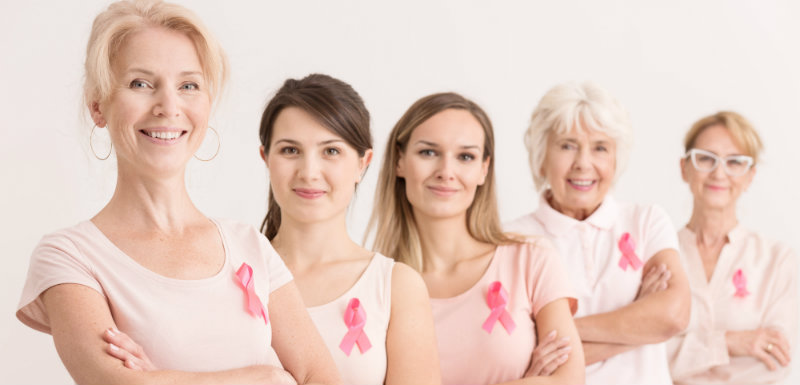 4 femmes de différents âges s portent un noeud rose sur leur t-shirt, Zemy