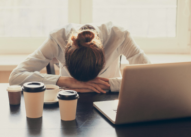 femme endormie sur son bureau Syndrome de Fatigue Chronique