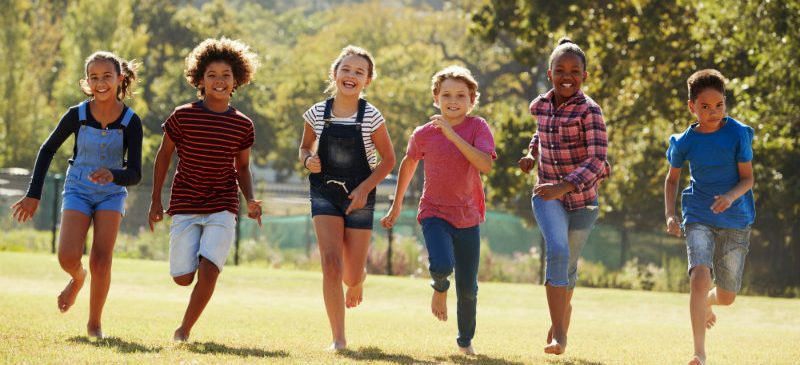 Groupe d'enfants courant