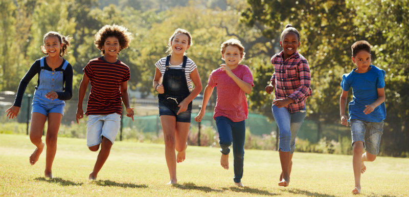 Groupe d'enfants courant - troubles de l'attention