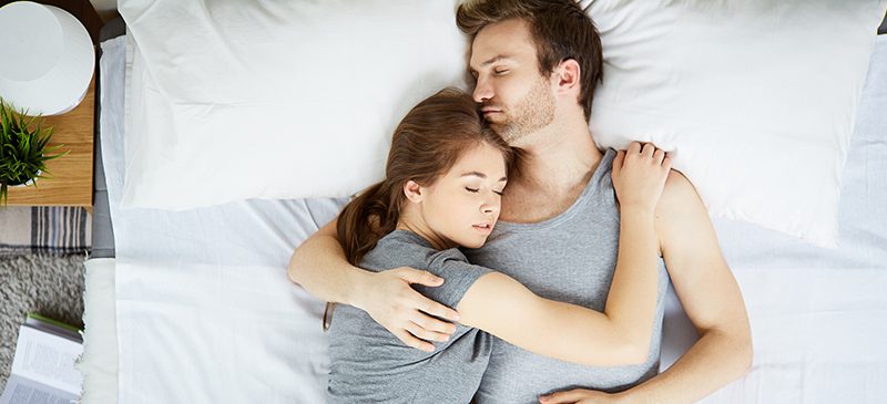 couple allongé dans un lit insomnies