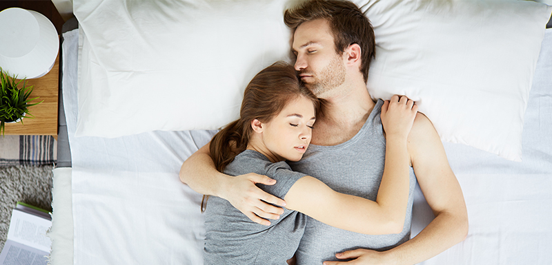 couple allongé dans un lit insomnies