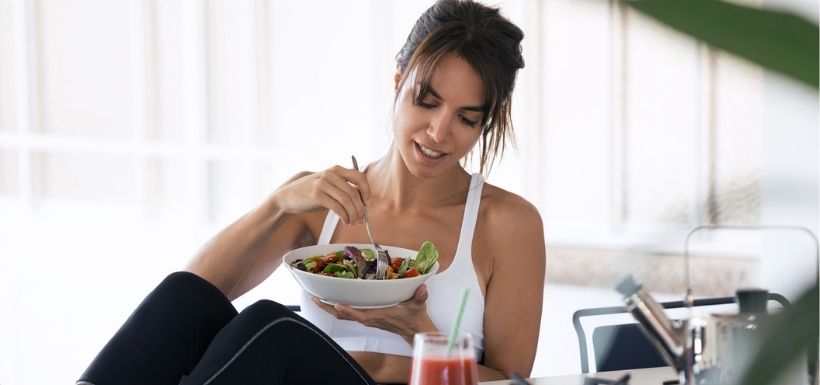 Femme en train de faire un régime minceur