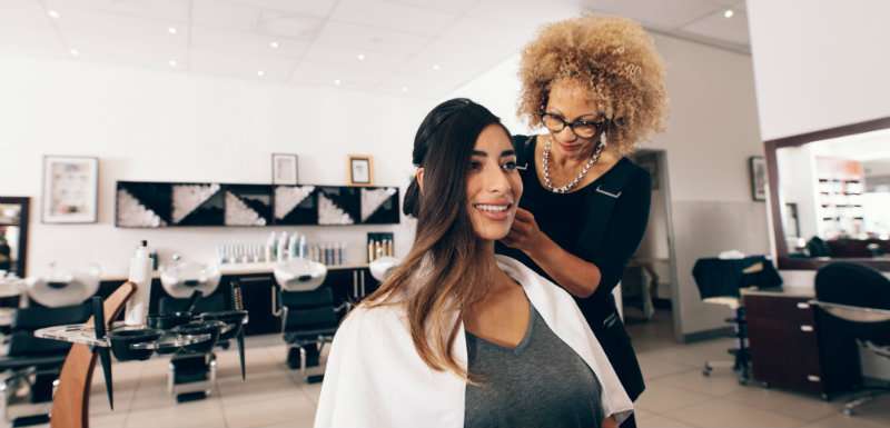 femmes dans un salon de coiffure hypertension artérielle