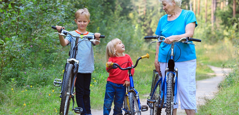 femme agée et enfant à vélo - immunité