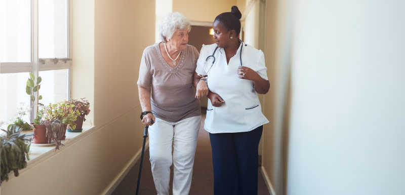 femme agée accompagnée par une infirmière vitesse de marche