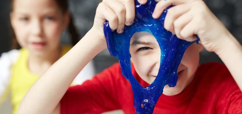 Enfants jouant avec du slime