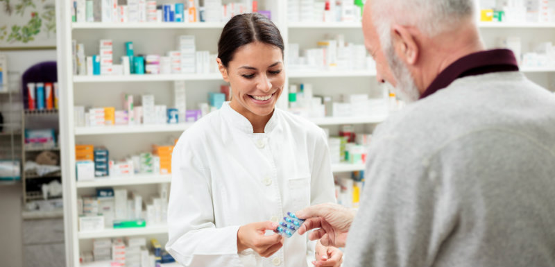 Pharmacien délivrant des médicaments