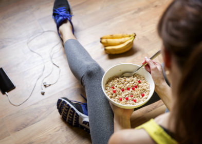 Sportive mangeant des céréales - alimentation