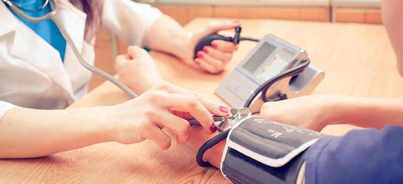 hypertension, infirmière mesurant la tension