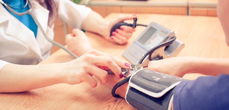 hypertension artérielle, infirmière mesurant la tension