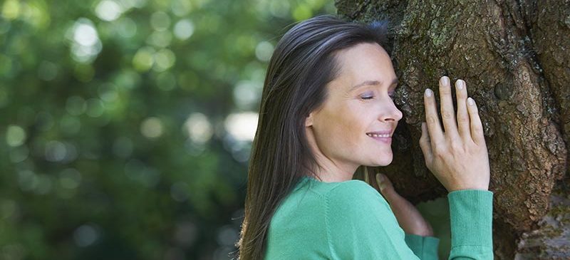 Femme contre un arbre - sylvotherapie