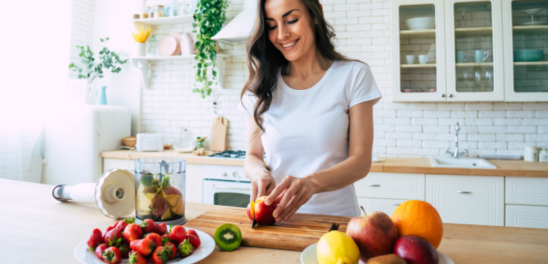 Femme qui se prépare un smoothie avec des fruits frais