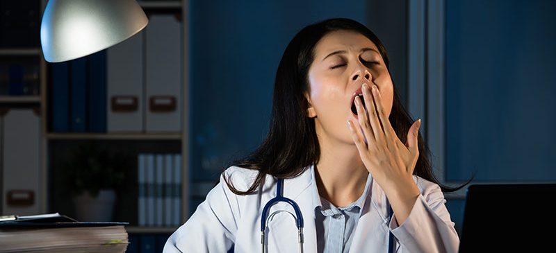 femme médecin travaillant la nuit fatigue