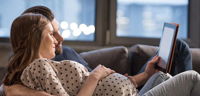 jeune couple regardant une tablette - bracelet connecté