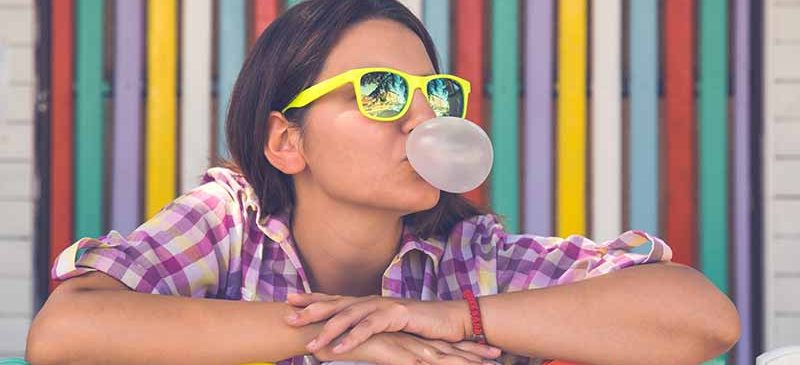 Jeune femme mâchant du chewing-gum