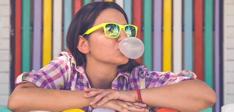 Jeune femme mâchant du chewing-gum