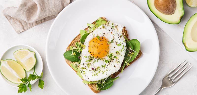 un oeuf dans une assiette