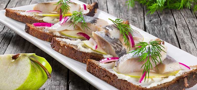 Sandwich avec filets de hareng, oignon, mariné au concombre et à l'aneth