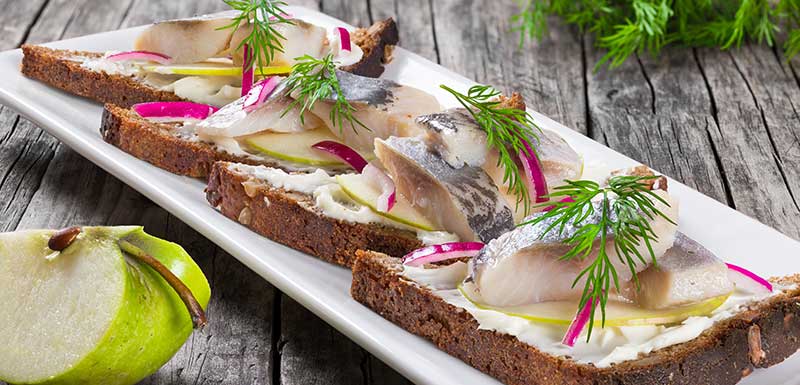 Sandwich avec filets de hareng, oignon, mariné au concombre et à l'aneth