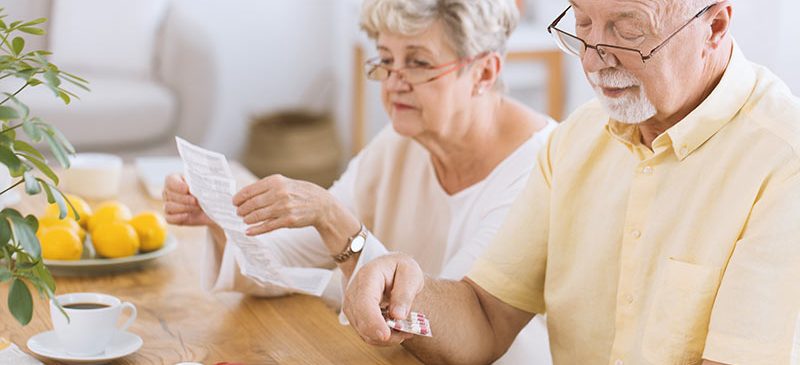 Homme senior prenant des médicaments