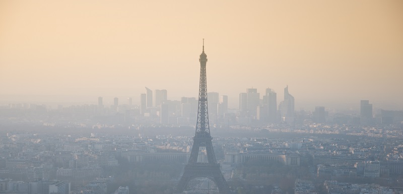 Tour Eiffel entourée de pollution atmosphérique.