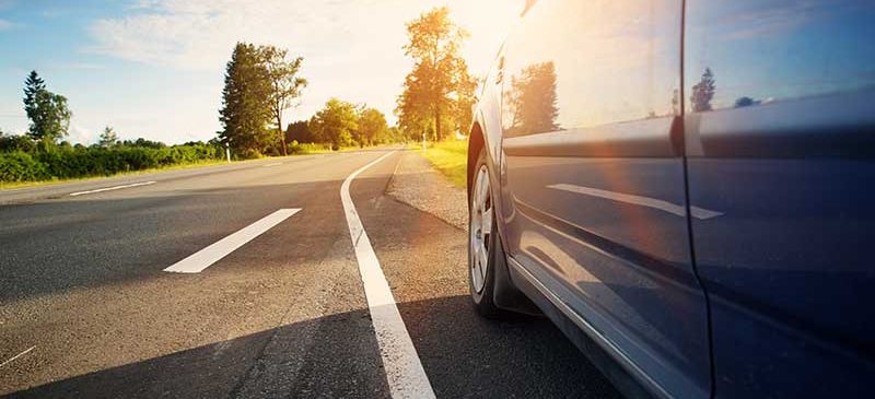 Voiture stationnée sur le bas-côté d'une route