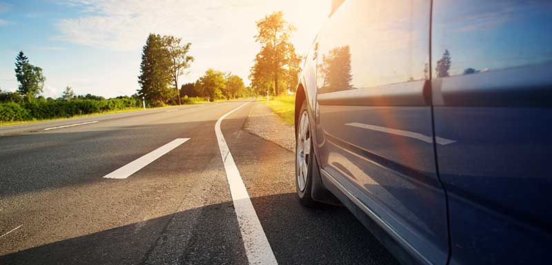 Voiture stationnée sur le bas-côté d'une route