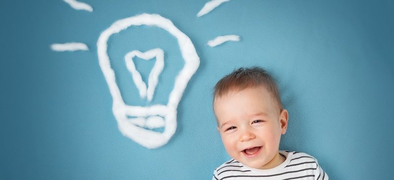 Un enfant qui rigole