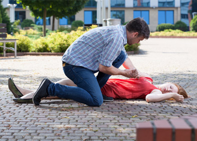 homme portant secours à une femme qui a fait un malaise vagal