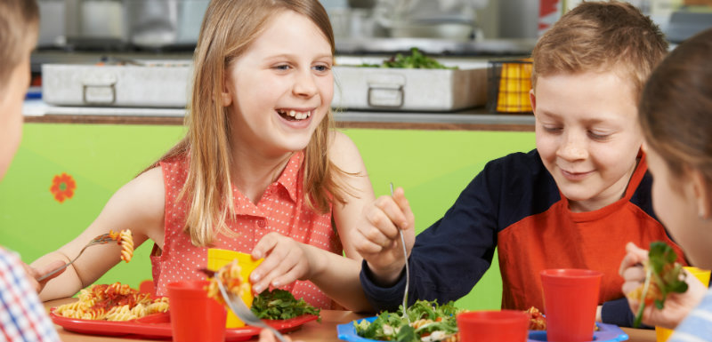 des enfants mangent à la cantine