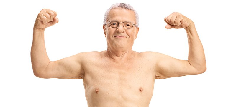 senior montrant ses muscles, sarcopénie