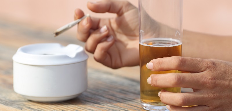 une femme avec une cigarette de tabac et un verre d'alcool rigidité artérielle