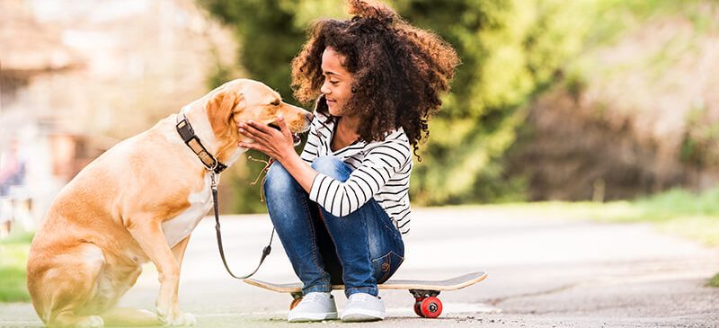 chien avec un enfant souffrant de dysphasie (trouble du langage)