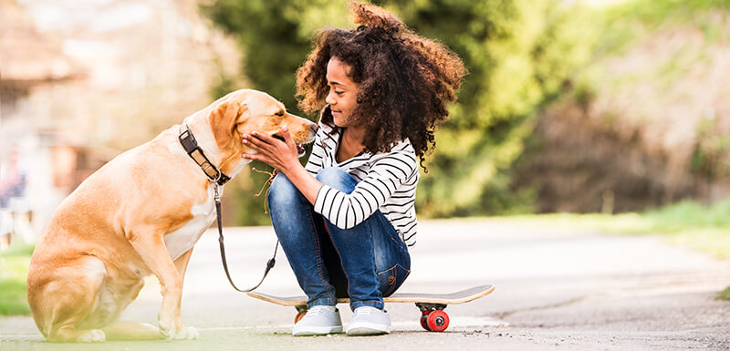 chien avec un enfant souffrant de dysphasie (trouble du langage)