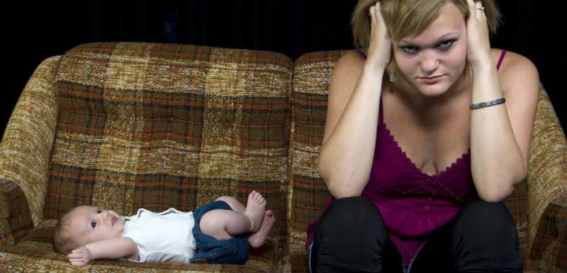 femme stressée avec son bébé - dépression périnatale