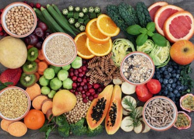 nutrithérapie - table couverte de fruits et légumes