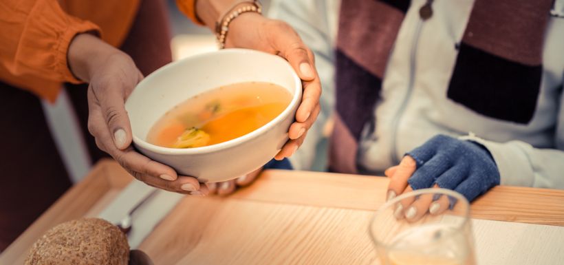 une personne âgée en train de manger pour faire face à la dénutrition