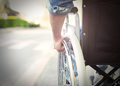 Homme atteint d'hémiplégie, sur un fauteuil roulant