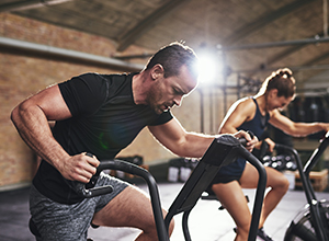 Homme et femme avec équipement sportif