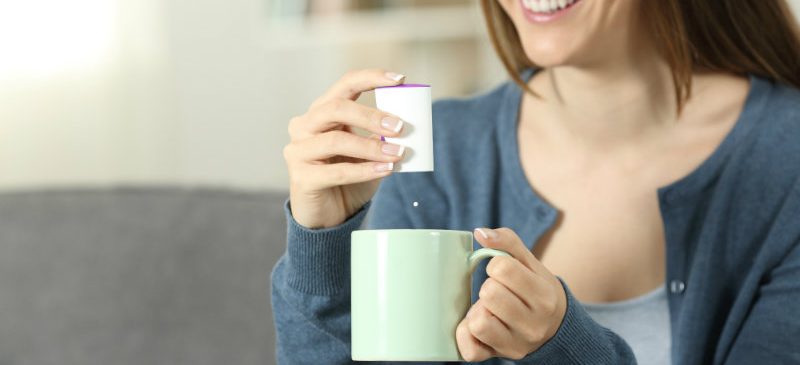 Femme édulcorant mug canapé