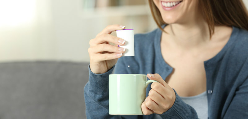 Femme édulcorant mug canapé